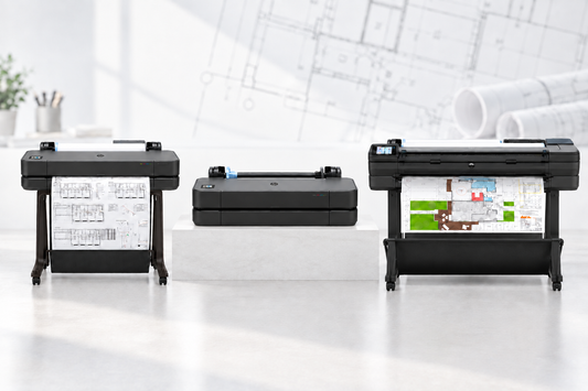 HP DesignJet T630 con piedistallo, HP DesignJet T230 senza piedistallo e HP DesignJet T850 con piedistallo affiancati in uno studio tecnico